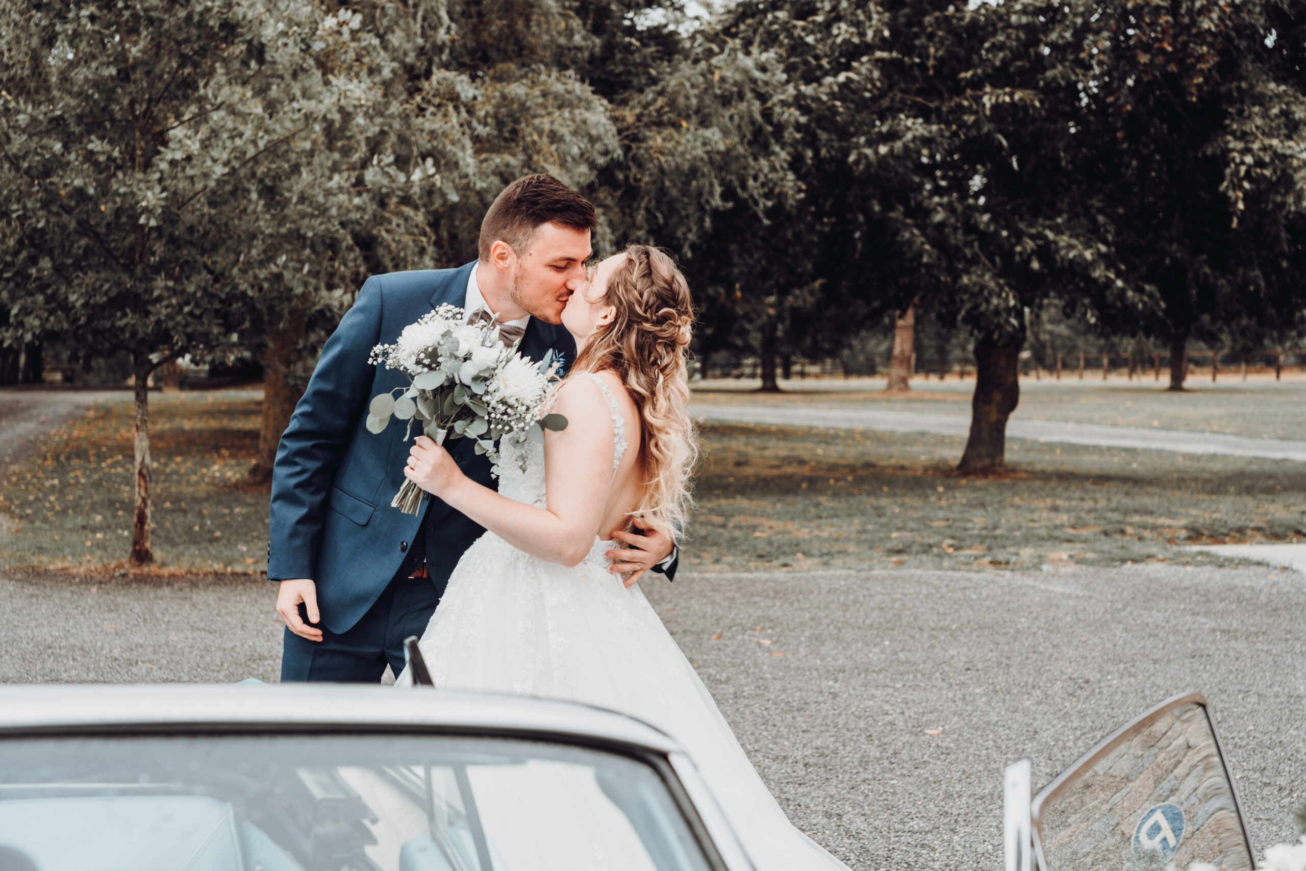 Mariés qui s'embrassent