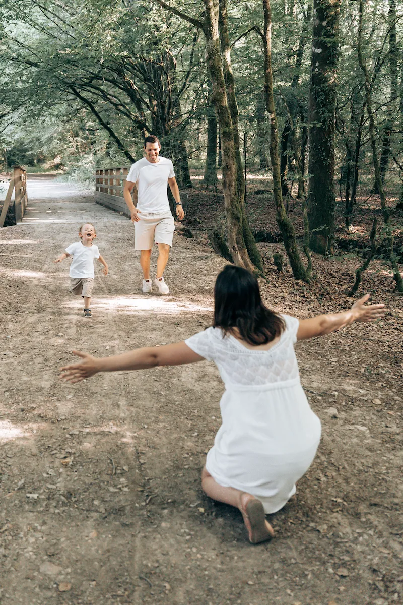 Une séance photo famille au cœur de la forêt de Liffré, près de Rennes